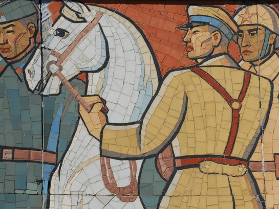 Fragmento del mural de mosaicos de azulejos en el Monumento a la Segunda Guerra Mundial de Zaisan en Ulán Bator, Mongolia, que ilustra escenas de la alianza soviético-mongola de la era socialista