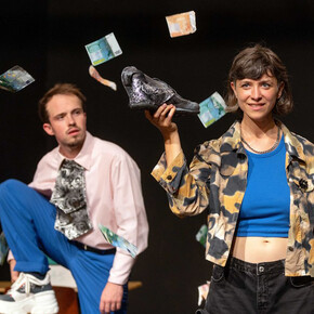 Sneaker oder was bleibt uns übrig. Mit freundlicher genehmigung des Deutschen Theaters