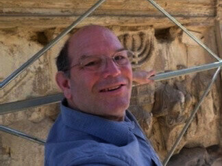 Il prof. Steven Fine sul ponteggio dell'Arco di Tito nei Fori Romani a Roma. Per gentile concessione del progetto Arch of Titus dell'Università Yeshiva