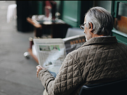 Le social programming. Les deux mécanismes de programmation sociale les plus fréquents sont la récompense/punition et la répétition du même principe ou du même message