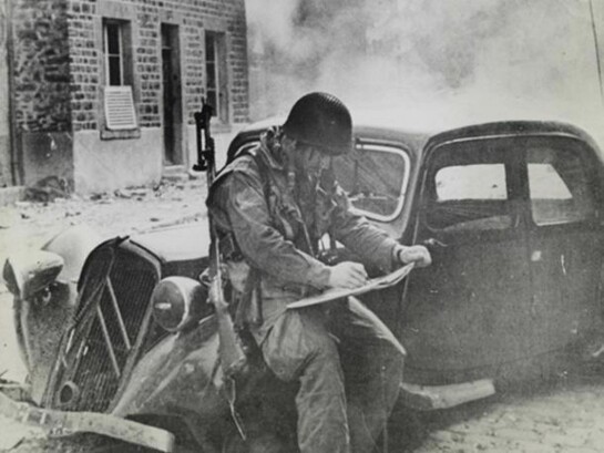 Robert Capa (1913-1954), “Doesn’t Mind the Heat, Somewhere in France (Saint-Sauveur-Le- Vicomte)”, June 16, 1944, silver gelatin print on glossy fibre paper, printed by July 27, 1944, Robert Capa © ICP / Magnum Fotos / Agentur Focus, Courtesy: Galerie Daniel Blau Munich/London