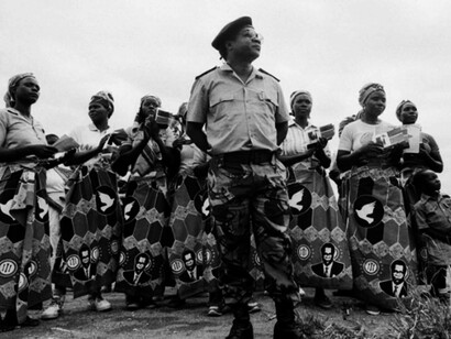 En ese escenario de violencia y fragilidad, la radio y el cine se convirtieron en herramientas clave para mantener la unidad y transmitir la esperanza de un país que luchaba por vivir en paz