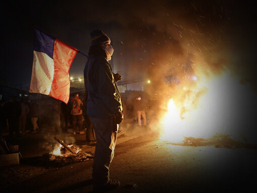 Hombre sujeta una bandera chilena en una protesta por el cierre de la Fundición Ventanas