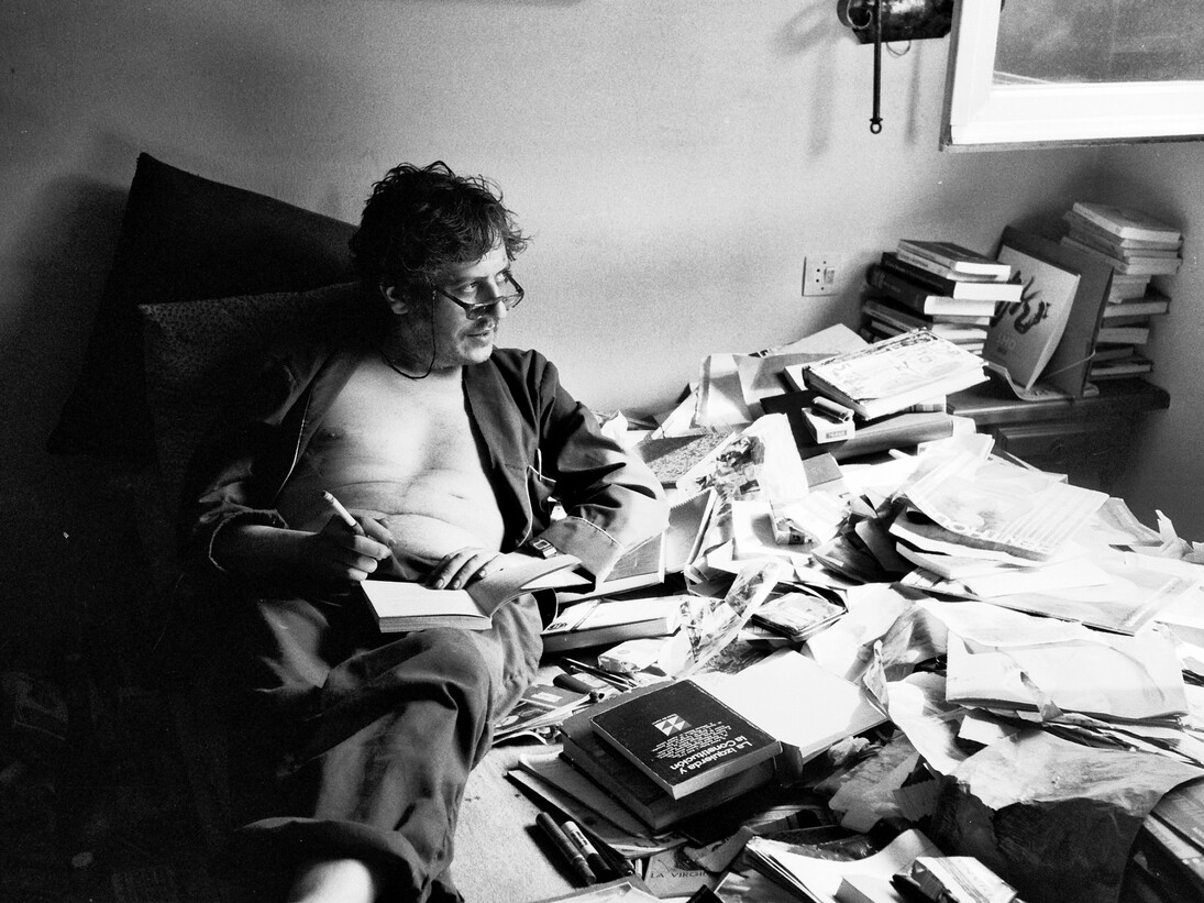 Osvaldo Lamborghini in his apartment in Carrer Berna, Barcelona (1983). Photo: © Hanna Muck