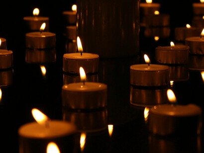 Os primeiros hebreus formavam uma comunidade da pastores que vivia na região marginal de vários grandes impérios da idade do Ferro: O Egito, A Babilônia e a Assíria. A vida nessas comunidade pastorais não era fácil, sendo muito pobres e precisando interagir com as culturas agrarias para sobreviver. Entretanto, em seu estilo de vida simples, os pastores possuíam mais liberdade e igualdade do que seus contemporâneos vivendo sobre o julgo de um imperador ou faraó