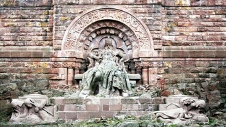 Il monumento di Kyffhäuser con l'imperatore Federico Barbarossa Barbarossa, Bad Frankenhausen, in Turingia, Germania. Il monumento fu costruito tra il 1890 e il 1896