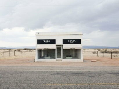 Tienda de Prada en medio del desierto