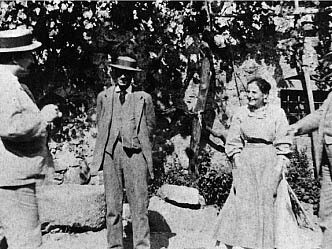 Giovanni Pascoli con Mariù e amici nel giardino di casa