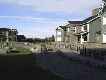 Entre los cuestionamientos más reiterados se encuentra la elección de Santa Cruz como única provincia auditada, a pesar de que las contrataciones viales presentan irregularidades históricas a nivel nacional. Hotel Los Sauces, decomisado por la justicia argentina. El Calafate, Santa Cruz, Argentina