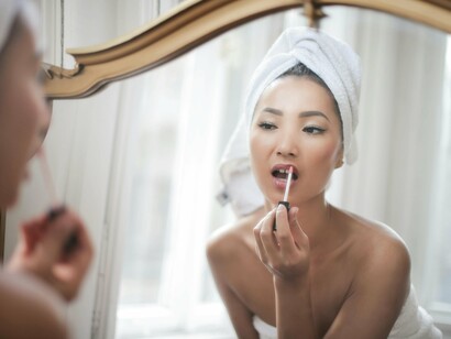 Todos-os-dias. Passava o mesmo batom vermelho nos lábios ressecados pelo frio, fazia o coque solto no cabelo, combinando a praticidade com a sexualidade de um descuido que só poucos podem ter. Com sol ou sem sol, mascarava o rosto de protetor, não era descuidada nesse ponto