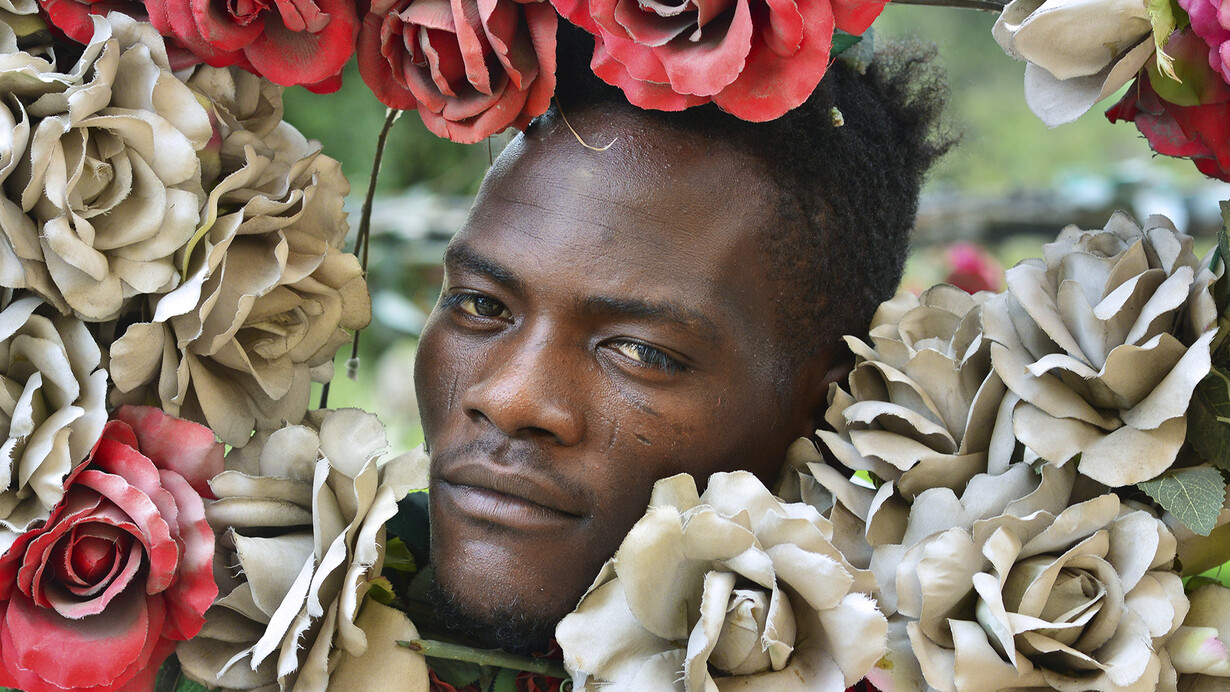 Nicola Lo Calzo, Ernest con le rose di santa Rosalia, artista togolese. 2018, Villa Giulia © Nicola Lo Calzo / Podbielski Contemporary