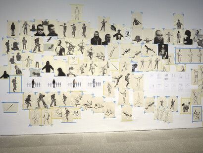 Vista de sala de la exposición Sistema Operativo, de Daniel G. Andújar, con la obra Infiltrados.