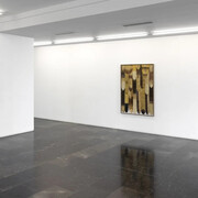 Varios artistas, En las noches más oscuras lucen las más brillantes estrellas, vista de exhibición. Cortesía de la Galería Luis Adelantado