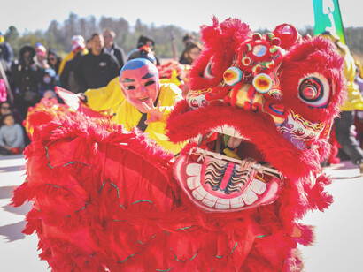 Disfraz con una extensión con forma de dragón rojo
