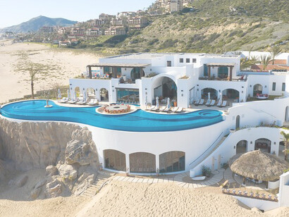 Villa La Datcha. Una delle proprietà in affitto più lussuose di Cabo San Lucas, l’arredamento si ispira alle haciendas messicane: aspettatevi interni dai colori vivaci, patii ombreggiati e mobili di artigianato locale. Cabo San Lucas, Messico