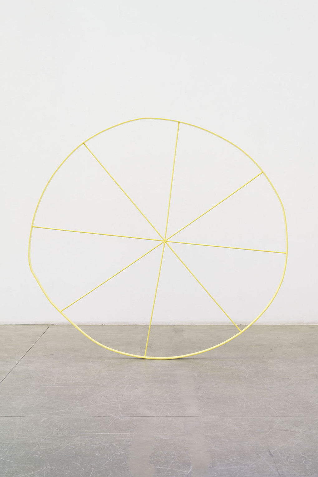 Gary Hume, Wonky Wheel (Yellow), 2014, Smalto su alluminio / Gloss paint on stainless steel, Ø 217 x 6 cm / Ø 85 1/2 x 2 1/2 inches, Photo by Alessandro Zambianchi, Courtesy Massimo De Carlo, Milano/London