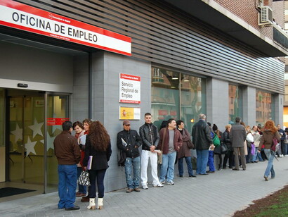 Personas solicitando trabajo en una oficina de empleo