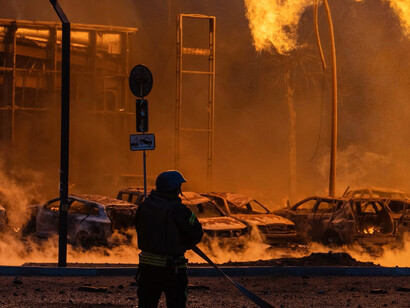 Bombero ucraniano contempla la devastación dejada por un bombardeo ruso