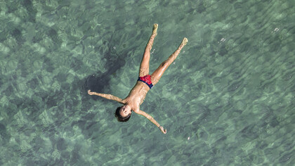 "Marrobbio", cortometraggio di Damiano Impiccichè. Mario, figlio di una ragazza madre, è un bambino intelligente, solare, amante del mare e delle passeggiate in bici. Durante un bagno nelle acque marsalesi, vive un'esperienza extrasensoriale: vede un bambino di colore, muto, accanto a lui e poi trova sulla riva alcuni pezzetti di legno che successivamente scopre appartenere ad una barca di migranti affondata