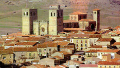 Catedral de Sigüenza, fachada sur. Guadalajara, Castilla—La Mancha, España