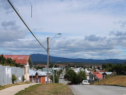 Las casas se agregan como pueden, las calles siguen la topografía, las paredes hablan con la luz. Esa arquitectura no se dibuja: se hace.
Puerto Natales, Magallanes, Chile
