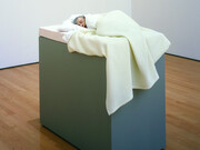 Ron Mueck, Untitled (Old Woman in Bed), 2000, silicone rubber, polyester resin, cotton, polyurethane foam, polyester and oil paint, 24 x 94.5 x 56 cm; pedestal: 100.3 x 94.5 x 56 cm, National Gallery of Canada, Ottawa
Photo © NGC