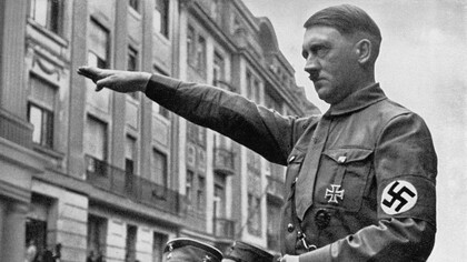 Hitler per strada mentre compie il saluto nazista