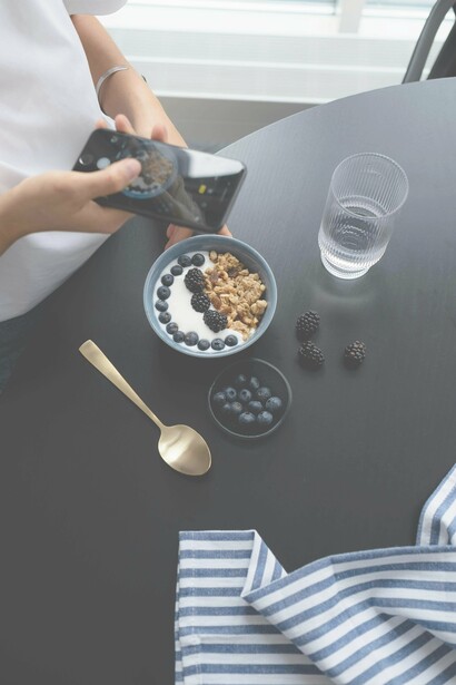 Una persona che fa una foto ad una colazione