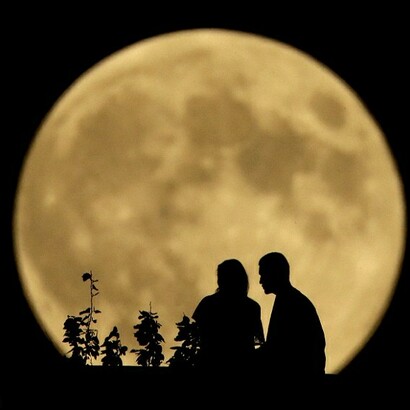 Pareja con luna llena