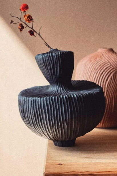 Su obra trasciende la mera creación de objetos; es una manifestación tangible de su filosofía, su herencia cultural y su aguda intuición creativa