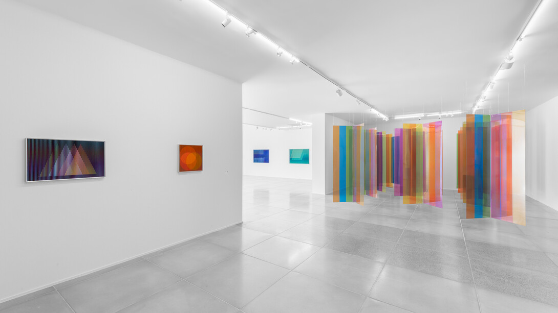 Carlos Cruz-Diez, vista da exposição. Cortesia da Galeria Simões de Assis