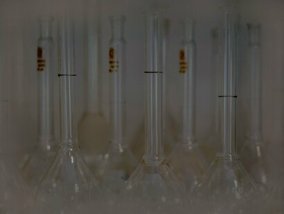 Tubos de ensaio. A ciência é uma construção coletiva e contínua, e cada nova descoberta abre portas para avanços ainda maiores. É essencial que haja políticas públicas que apoiem a pesquisa, mas também que a sociedade reconheça o valor desse trabalho