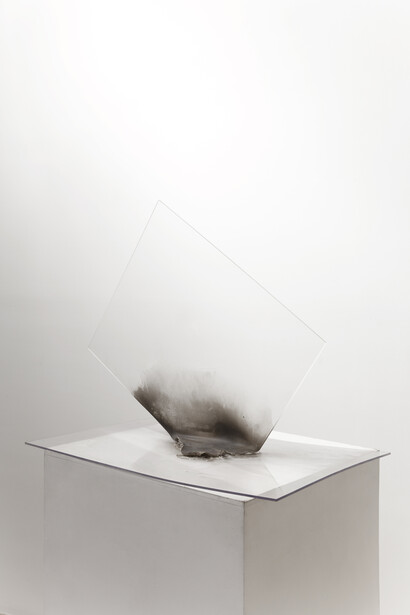 Ben Elliot, Dropped plexiglas, 62 x 82 x 50 cm, 2015. Courtesy the artist