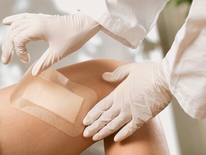 Un enfermero curando una herida