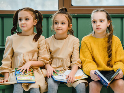 Alunas escutam atentamente a leitura de um clássico literário 