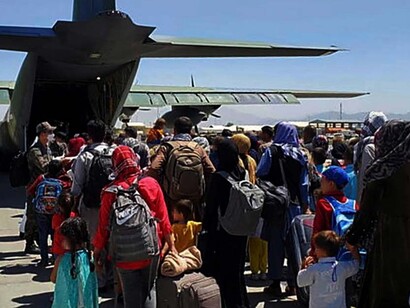 Afgani in attesa di lasciare Kabul