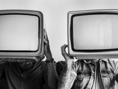 Pessoa com televisor na cabeça. Tal como em anatomia, cada corpo é um corpo, a diferença cultural permite o coração bombear, e o sangue, último elemento necessário de aqui referir, seria essencial para a circulação de ideias, da capacidade mental que é pensar e, tal como existem no meio medicinal transfusões, por vezes no seio cultural são igualmente importantes, para a compreensão de outros ideais que às vezes os olhos não querem ver