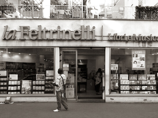 La fotografía de un amigo frente a una librería italiana se convierte en la puerta de entrada a una historia de espionaje, financiamiento clandestino y lucha guerrillera en la Venezuela de la Guerra Fría