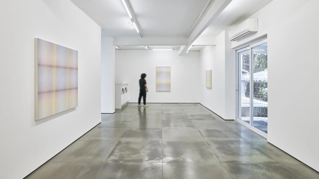 Philippe Decrauzat, Logo as sombras desaparecem, vista da exposição. Cortesia da Galeria Nara Roesler