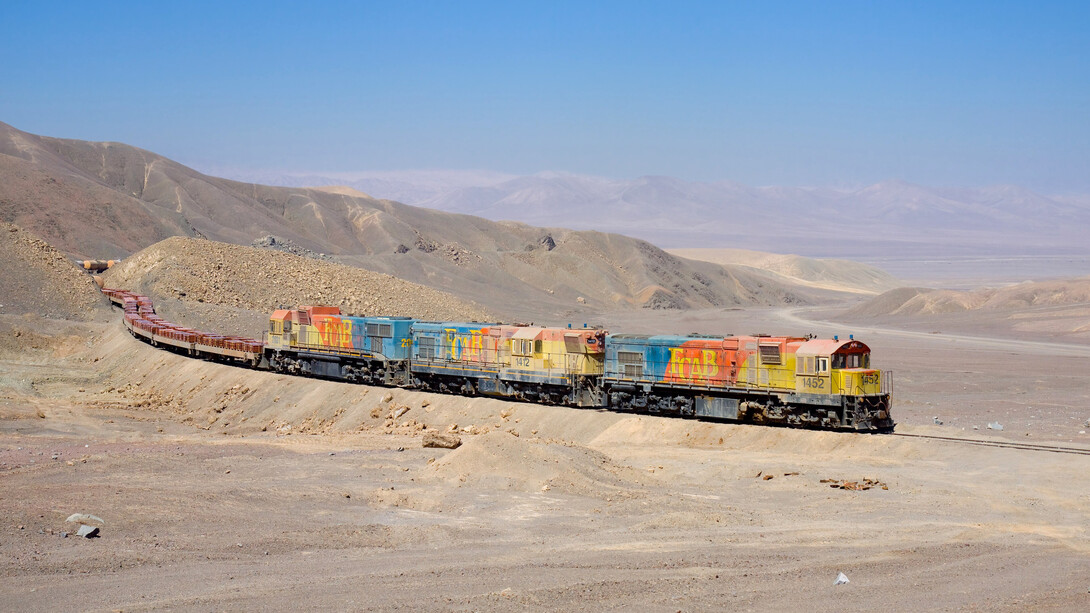 Tren de mercancías cargado con placas de cobre, Chile