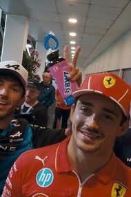 Pierre Gasly, Charles Leclerc, Alexander Albon, Lando Norris e George Russell in “Nel caldo della notte”, settimo episodio della settima stagione di Drive to Survive