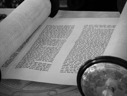 La Torá distingue entre guerras ordenadas por Dios y asesinatos prohibidos, subrayando la santidad de cada vida y la ética que debe guiar incluso la confrontación bélica