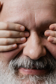 Neta tapa os olhos do avô em brincadeira afetiva