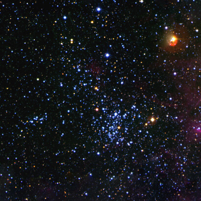 Cúmulo estelar NGC 2093, en la Gran Nube de Magallanes. Las estrellas no emiten un solo color, sino un espectro continuo de longitudes de onda, aunque una de ellas predomine según su temperatura superficial