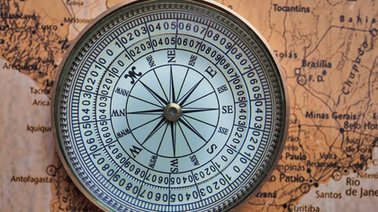 Bussola e mapa mundi. Santos tem publicado amplamente sobre a sociologia do direito, a globalização, a democracia participativa, o Estado e a reforma, a epistemologia, os movimentos sociais, o Fórum Social Mundial e o ensino superior