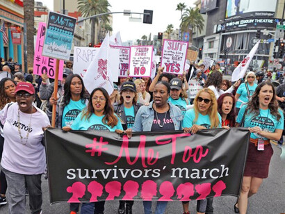 Manifestazione del movimento MeToo che ebbe inizio dopo le rivelazioni pubbliche di accuse di violenza sessuale contro Harvey Weinstein