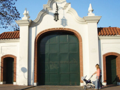 Los argentinos estaban acostumbrados a que el manejo del excedente de la riqueza se destinaba a construir grandes edificios, como representaciones del poder establecido, las típicas casas de gobierno cuyo funcionarios administraban los territorios y le proveían justicia, seguridad, educación y salud