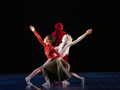 Il balletto resta fedele sulla rivalità fra due famiglie, lui serbo, lei musulmana