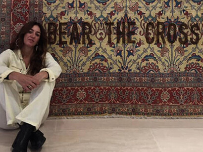 Loredana Longo con una delle sue opere della serie Carpet