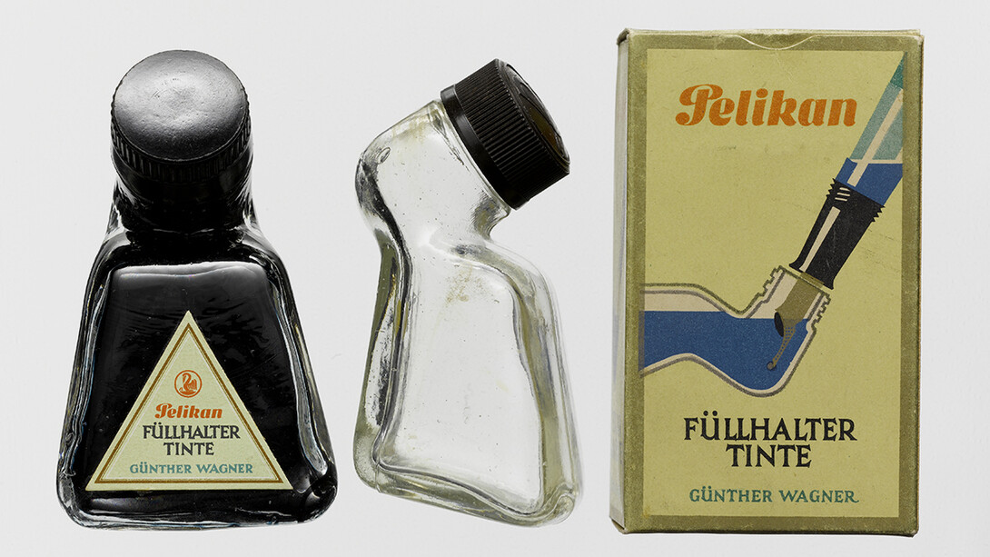 Wilhelm Wagenfeld, Tintenflaschen „Pelikan“, gefüllt und leer, mit 
Originalkarton, 1938. Mit freundlicher Genehmigung des Museums für Kunst und Gewerbe Hamburg